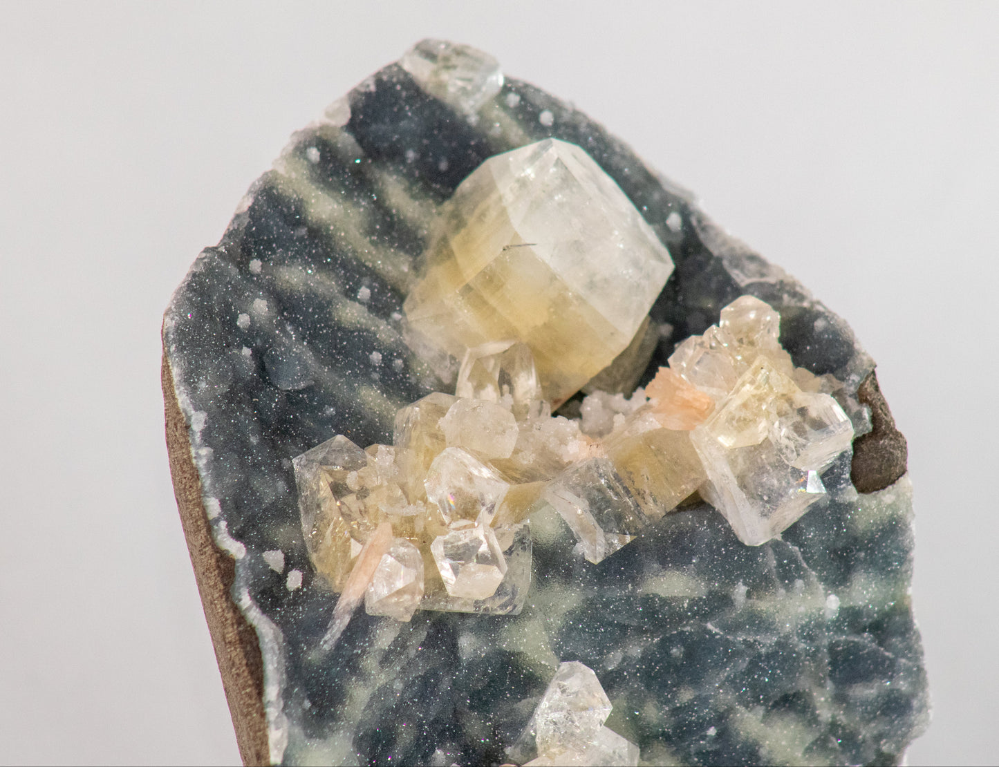 Apophyllite with Stilbite on drusy quartz, Nasin, Maharashtra, India