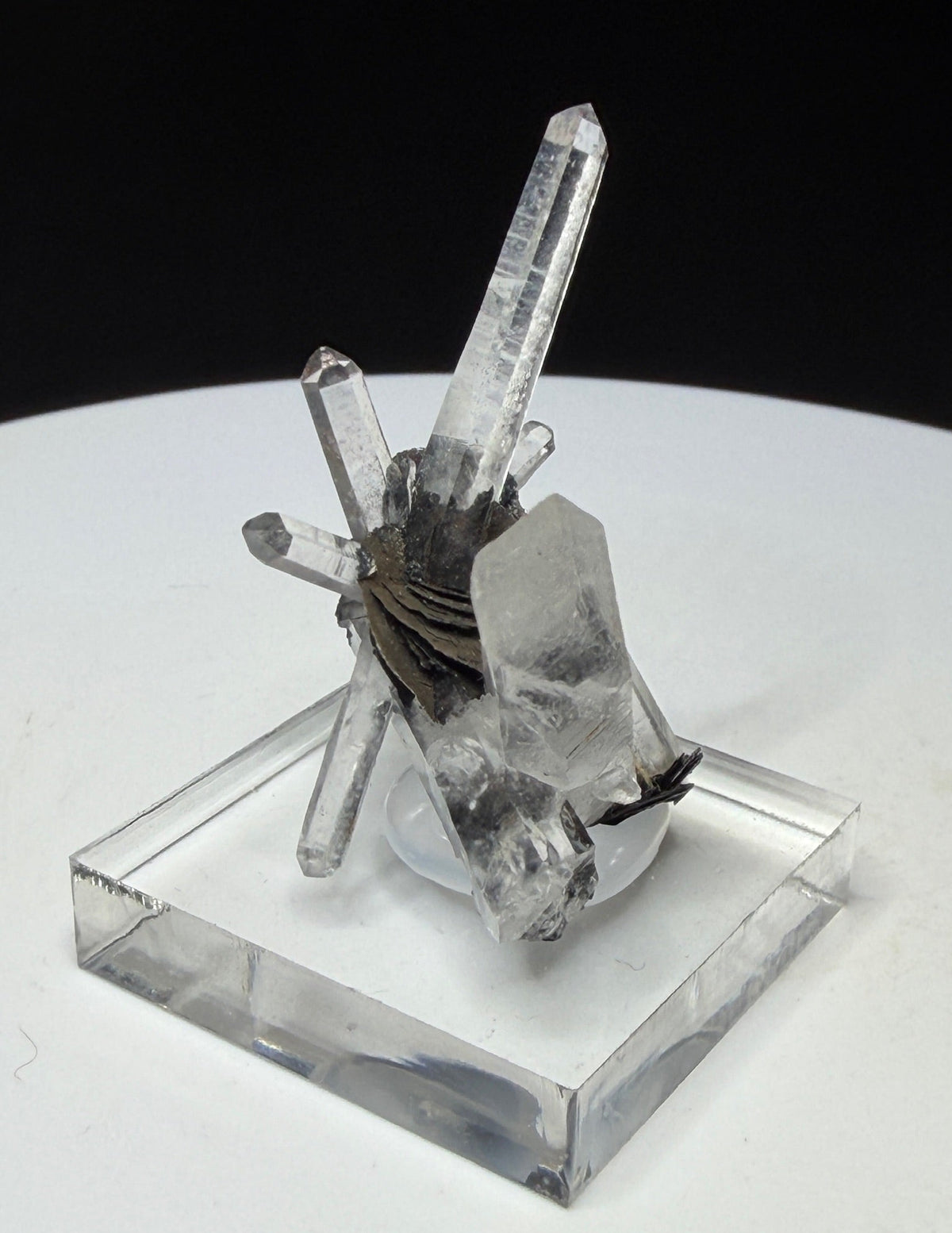 Elongated clear quartz crystals on dark platy hematite from Jinlong Hill, Heyuan, Guangdong, China
