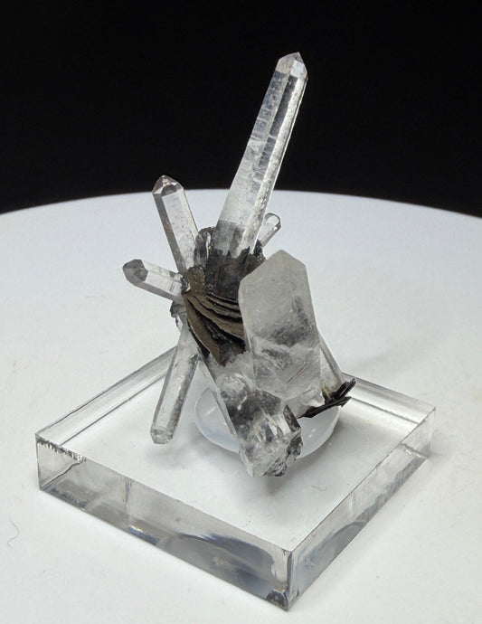 Elongated clear quartz crystals on dark platy hematite from Jinlong Hill, Heyuan, Guangdong, China