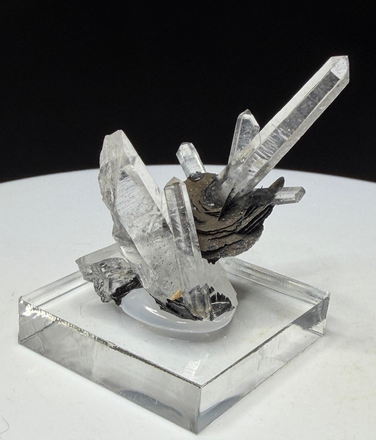 Elongated clear quartz crystals on dark platy hematite from Jinlong Hill, Heyuan, Guangdong, China
