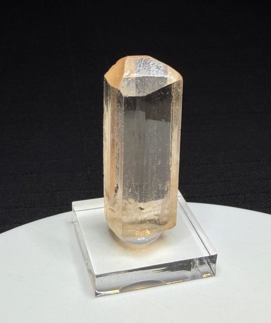 Transparent champagne-colored topaz crystal from Katlang, Mardan District, Pakistan
