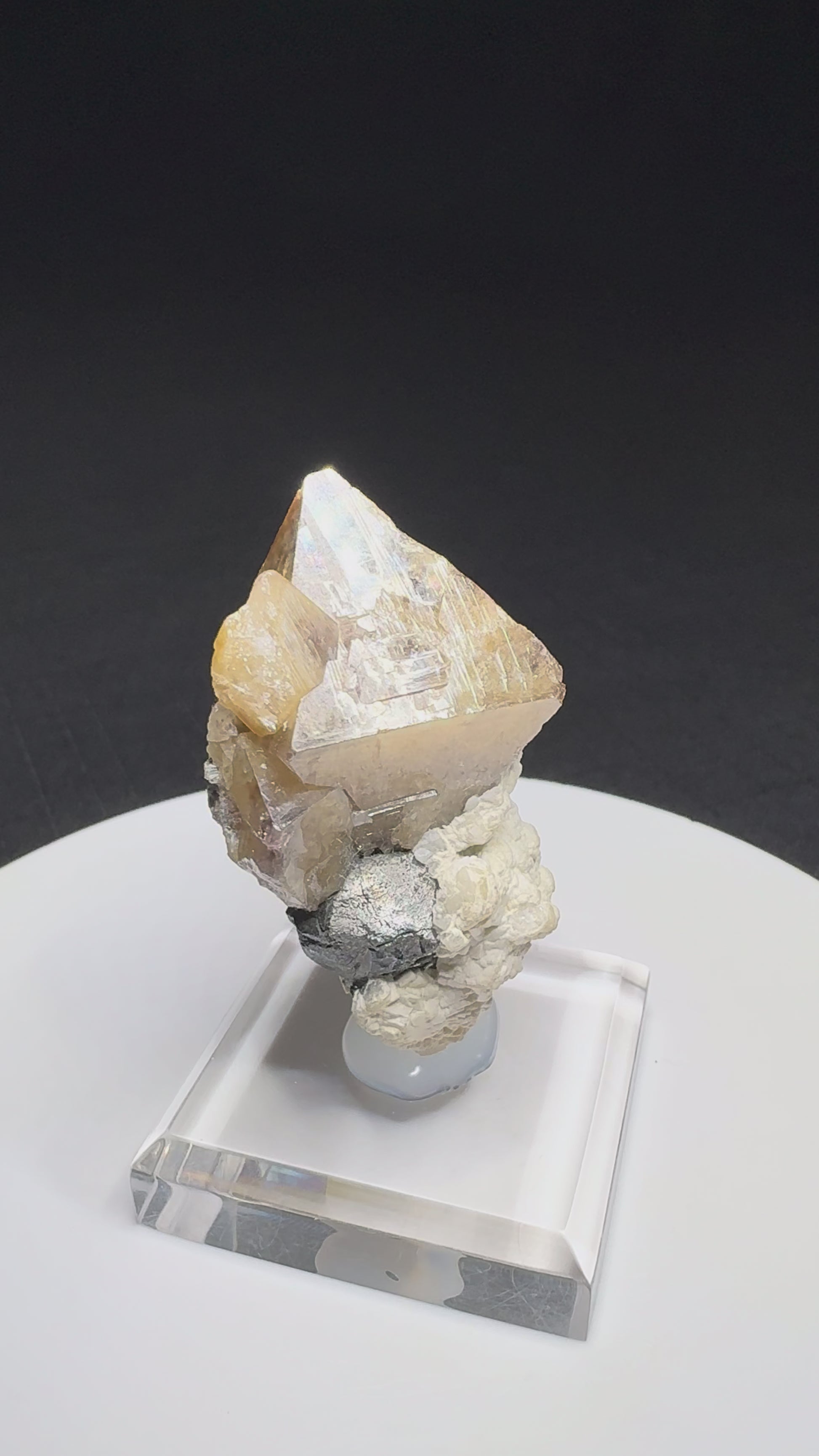 Scheelite with wolframite from Tae Hwa Mine, Chungju, South Korea
